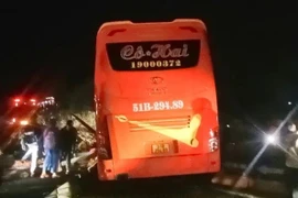 Khoảnh khắc 2 xe khách va chạm, nhiều người bị thương