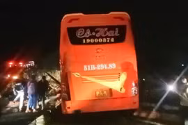 Khoảnh khắc 2 xe khách va chạm, nhiều người bị thương