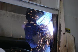 Hàn được kim loại nhưng không thể hàn nỗi đau thương, nên thợ hàn phải cẩn trọng