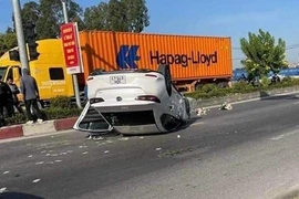 Xe đón dâu đâm vào dải phân cách, lật giữa đường