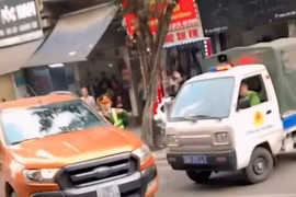 Tìm bị hại vụ xe bán tải bỏ chạy gây tai nạn liên hoàn 