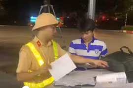 CSGT xuyên đêm xử lý xe quá tải, quá khổ