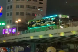 Xử phạt lái xe khách đi lùi trên cầu vượt Thái Hà