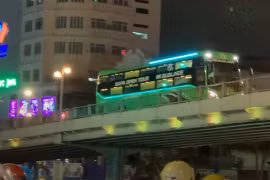 Xử phạt lái xe khách đi lùi trên cầu vượt Thái Hà