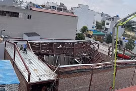 Sập mái nhà đang thi công khiến nhiều người thương vong