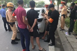 Kiểm tra xe ô tô Mazda 3, rơi ra gói ma túy