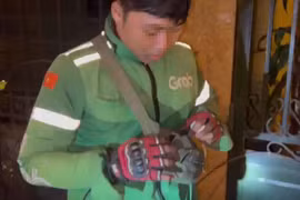 Tuần tra đêm, phát hiện lái xe 'ôm' Grap chở bình 'khí cười' đi giao cho khách