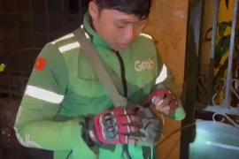 Tuần tra đêm, phát hiện lái xe 'ôm' Grap chở bình 'khí cười' đi giao cho khách