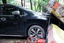 Vụ 13 xe ô tô bị tường đổ gây móp méo, ai chịu trách nhiệm?