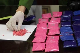 Bắt quả tang 4 đối tượng vận chuyển 1 bánh heroin và 12.000 viên ma túy tổng hợp