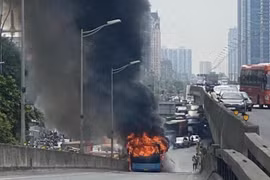 Xe buýt bốc cháy dữ dội ở đường dẫn lên Vành đai 3 trên cao