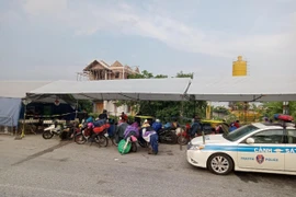 [Clip] Cảnh sát giao thông dẫn đường người dân hồi hương sau giãn cách