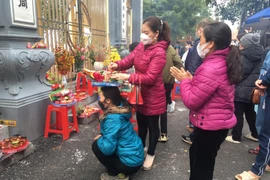 Hàng nghìn người đổ về Phủ Tây Hồ, chùa Hà lễ đầu năm 