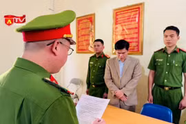 Bắt tạm giam nguyên Hiệu trưởng trường Phổ thông bán trú và tiểu học Hoàng Thu Phố 1