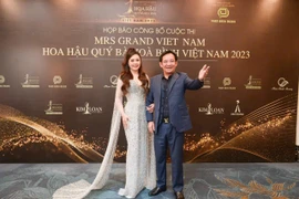 Nghệ sĩ Quang Tèo thân thiết với Hoa hậu Phan Kim Oanh 