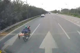 Điều tra vụ người đàn ông nằm ra yên xe máy đi trên Đại lộ Thăng Long