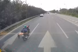 Điều tra vụ người đàn ông nằm ra yên xe máy đi trên Đại lộ Thăng Long
