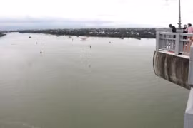 [Tin nhanh 17-5-2022] Người đàn ông ôm con gái 6 tuổi nhảy cầu tự tử