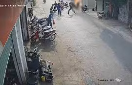 Kinh hoàng khoảnh khắc người chồng tẩm xăng vào người rồi ôm vợ tự thiêu