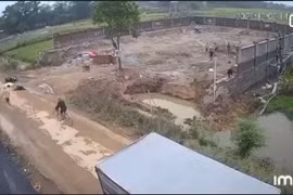 Khoảnh khắc xe máy va chạm ô tô tải, chồng tử vong, vợ mang bầu bị thương