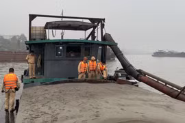 Cảnh sát bắt giữ tàu hút cát trái phép trên sông Hồng