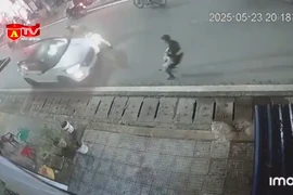 Tạm giữ hình sự đối tượng vi phạm nồng độ cồn, lao xe ô tô vào Cảnh sát