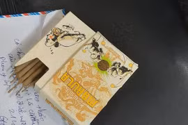 Nam thanh niên tự giao nộp cần sa khi gặp cảnh sát