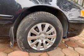 Hàng loạt ô tô bị chọc thủng lốp ven hồ Linh Đàm