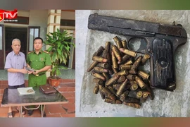 Giao nộp súng K54 và 57 viên đạn cho công an sau khi đào được ở bụi chuối