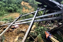 Sạt lở đất kinh hoàng, ba cháu bé trong một gia đình tử vong