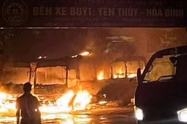 Điều tra vụ 2 xe buýt bốc cháy dữ dội trong đêm