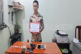 [Tin nhanh tối 1-11-2022] Tạm giữ nhóm đối tượng đánh bạc ở Đồng Nai, thu súng và ma tuý