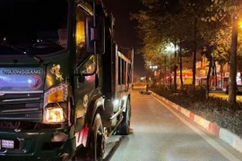 Hà Nội: Va chạm với ô tô tải, 2 người thương vong