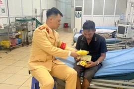 CSGT Hà Nội dùng xe đặc chủng đưa người bệnh đi cấp cứu kịp thời