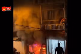 Cháy nhà 4 tầng trong đêm tại Hà Nội