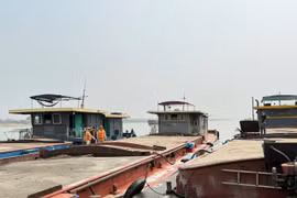 CSGT đường thuỷ chặn 3 tàu ‘cát tặc’ trên sông Hồng