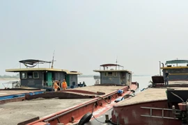 CSGT đường thuỷ chặn 3 tàu ‘cát tặc’ trên sông Hồng