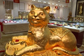 Cận cảnh tượng mèo vàng 'Kim Mão Vương Bảo' nặng 48kg ngày vía Thần Tài