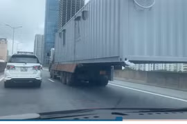 Hãi hùng xe tải chở thùng container lơ lửng trên đường