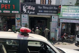 [Tin nhanh tối 31-10-2022] Con gái đi học về phát hiện cha mẹ tử vong trong trong tiệm spa