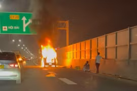 Xe ô tô Ford bất ngờ bốc cháy trên Vành đai 3