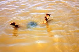 Hai bé trai 7 tuổi đuối nước thương tâm dưới đập 