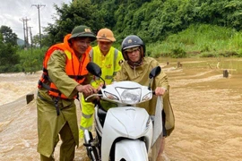 Lực lượng Công an đội mưa giúp dân khắc phục hậu quả bão số 4