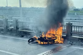 Xe máy bất ngờ bốc cháy trên cầu Vĩnh Tuy 