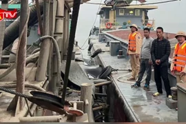Bắt giữ vụ khai thác cát trái phép trên sông Hồng