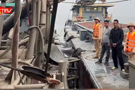 Bắt giữ vụ khai thác cát trái phép trên sông Hồng