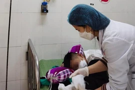 Điện thoại đang sạc phát nổ, bé trai 14 tuổi bị dập nát bàn tay