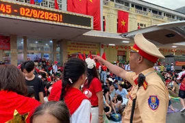 Lực lượng Công an căng mình phân luồng, hỗ trợ người dân chờ xem lễ diễu binh, diễu hành A80