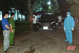 Phát hiện hai xe ô tô được thuê chở người từ Đồng Nai về Hà Tĩnh