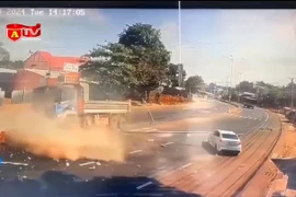 Vượt ẩu, xe ô tô tải lao thẳng vào dải phân cách